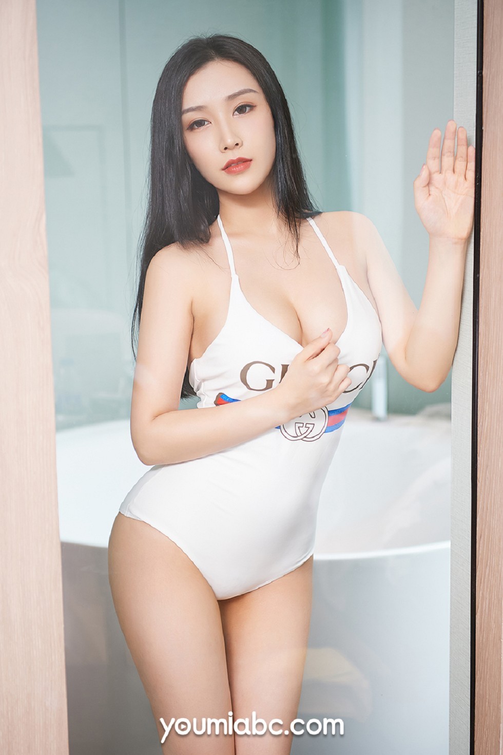 [YouMi尤蜜]Vol.250_嫩模小仙私房暖色调主题白色宽松睡衣真空露豪乳诱惑写真50P