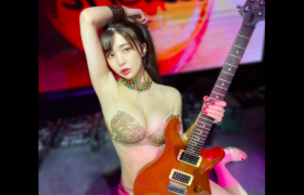 「高桥圣子」跨足音乐界！吉他技术不输床上表现