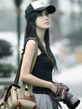绝色青春美女摄影师的张望