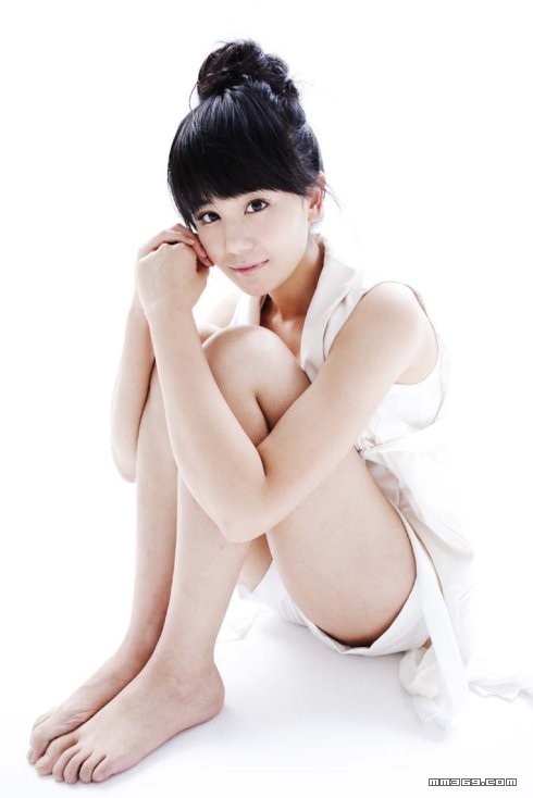 白皙90后少女纯真摄影(图7)