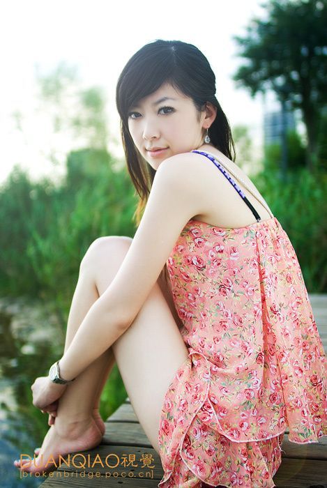 七月仲夏美女湖边拍写真(图2)