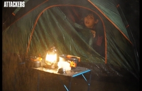 外面下著暴风雨！与甜萌大嫂「明里つむぎ」困于山中 整夜「密室调教」到天亮