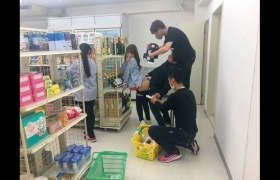 AV片场实拍！一堆人围绕 男优为了躲镜头真的好辛苦啊