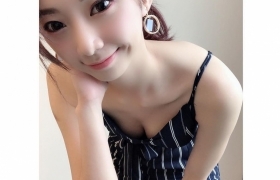 扭蛋店看到「童颜巨乳」太专心胸部掉出来…水汪汪骚扰的眼睛舔舌头吃起冰淇淋:色气+100分