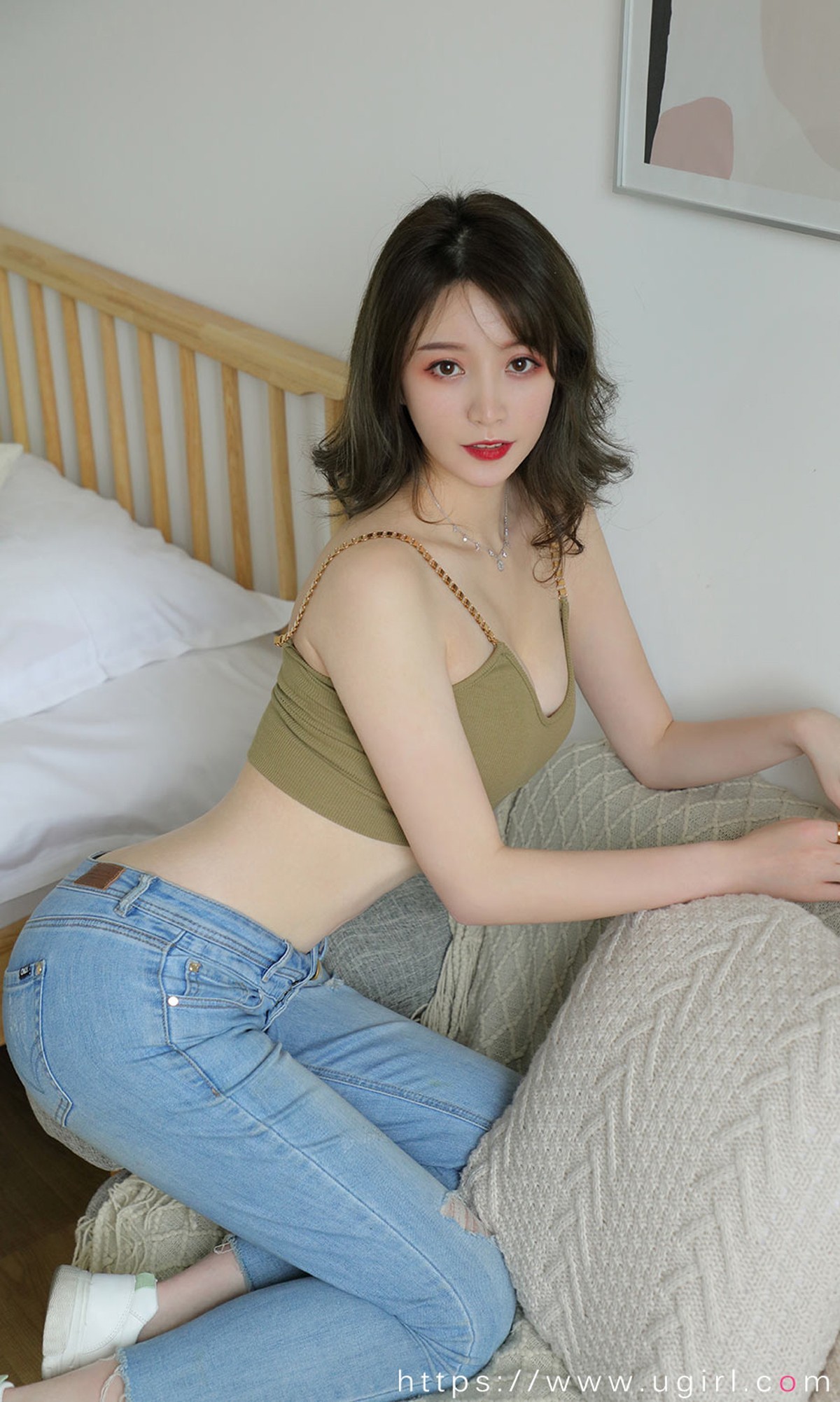 [Ugirls爱尤物]No.1872_嫩模幻雪儿私房紧身牛仔裤半脱露浑圆翘臀极致诱惑写真35P