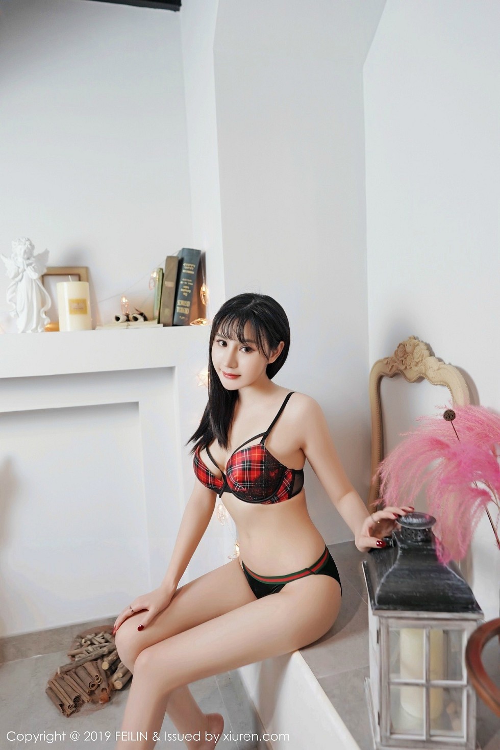[FeiLin嗲囡囡]VOL.210_嫩模Celina青妍私房白色内衣配黑短裙半脱露翘臀诱惑写真41P