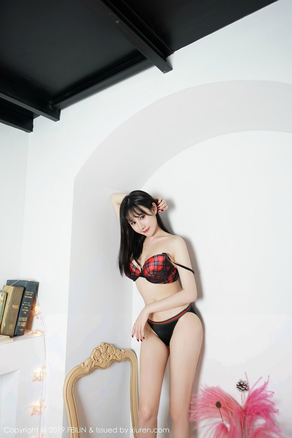 [FeiLin嗲囡囡]VOL.210_嫩模Celina青妍私房白色内衣配黑短裙半脱露翘臀诱惑写真41P