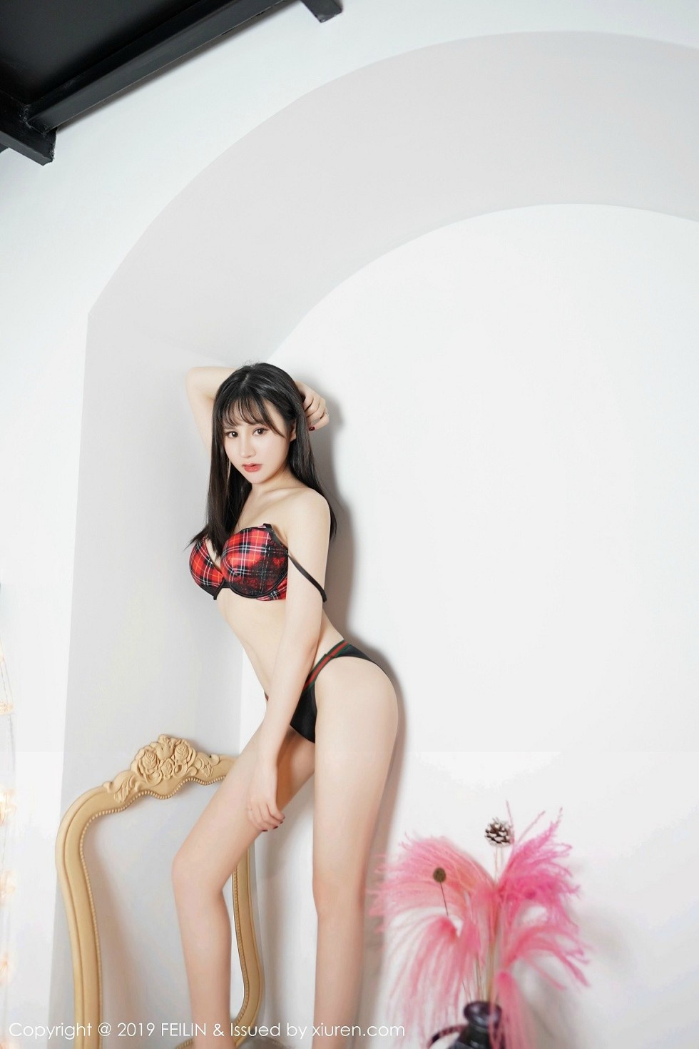 [FeiLin嗲囡囡]VOL.210_嫩模Celina青妍私房白色内衣配黑短裙半脱露翘臀诱惑写真41P
