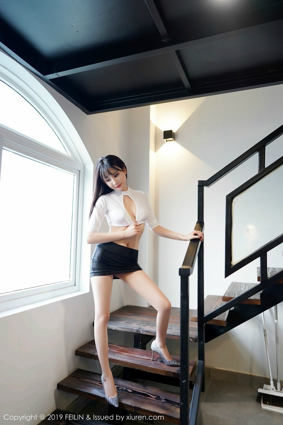 [FeiLin嗲囡囡]VOL.210_嫩模Celina青妍私房白色内衣配黑短裙半脱露翘臀诱惑写真41P