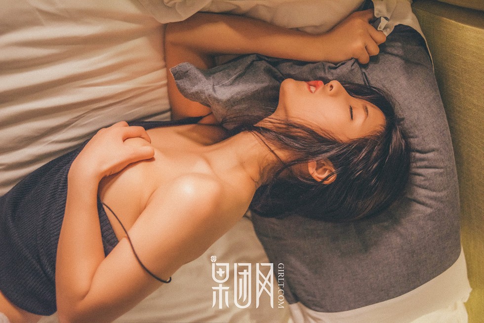 [GIRLT果团网]NO.128_美女主播肉肉真空吊带睡衣配白色蕾丝内裤秀豪乳翘臀诱惑写真40P