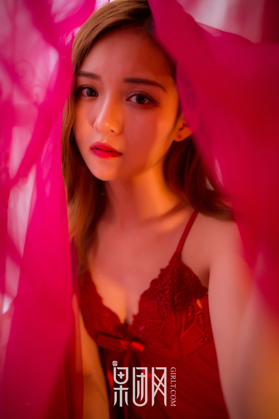 [GIRLT果团网]熊川纪信No.023_果团美人计红色蕾丝内衣美女居家床上撩人诱惑写真42P