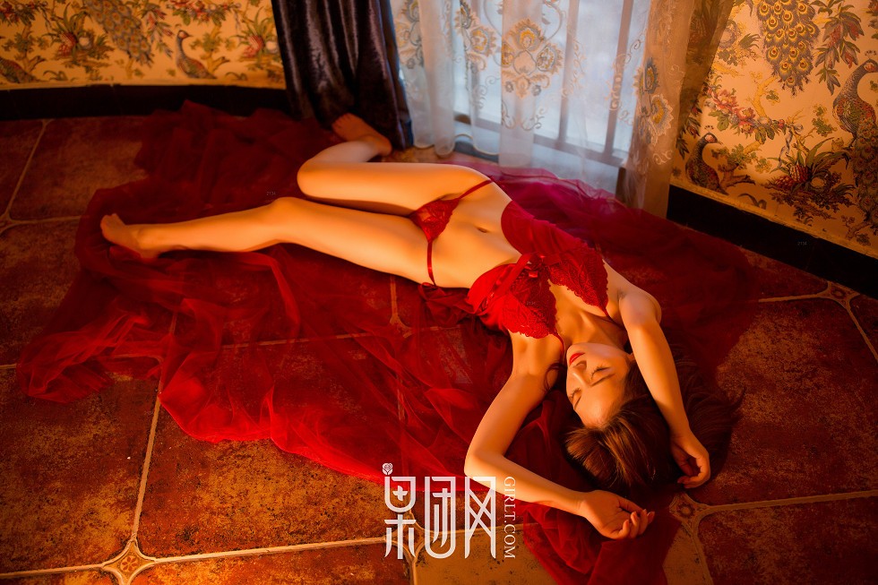 [GIRLT果团网]熊川纪信No.023_果团美人计红色蕾丝内衣美女居家床上撩人诱惑写真42P
