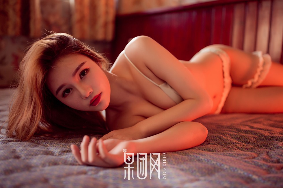 [GIRLT果团网]熊川纪信No.026_嫩模妹子居家床上性感内衣秀完美身材热火写真48P
