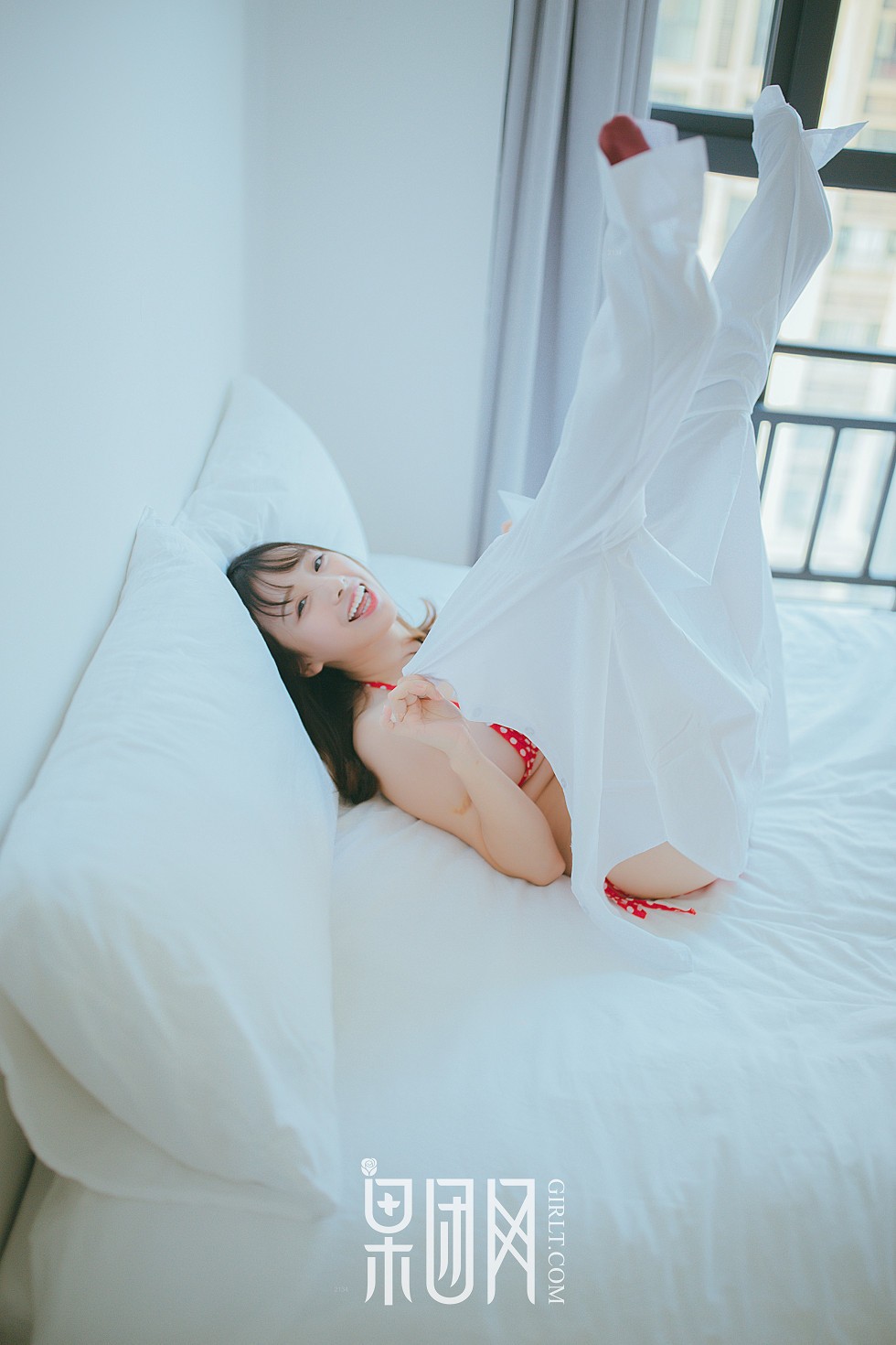 [GIRLT果团网]熊川纪信No.030_草莓姑娘居家床上脱衬衣露草莓比基尼性感写真61P