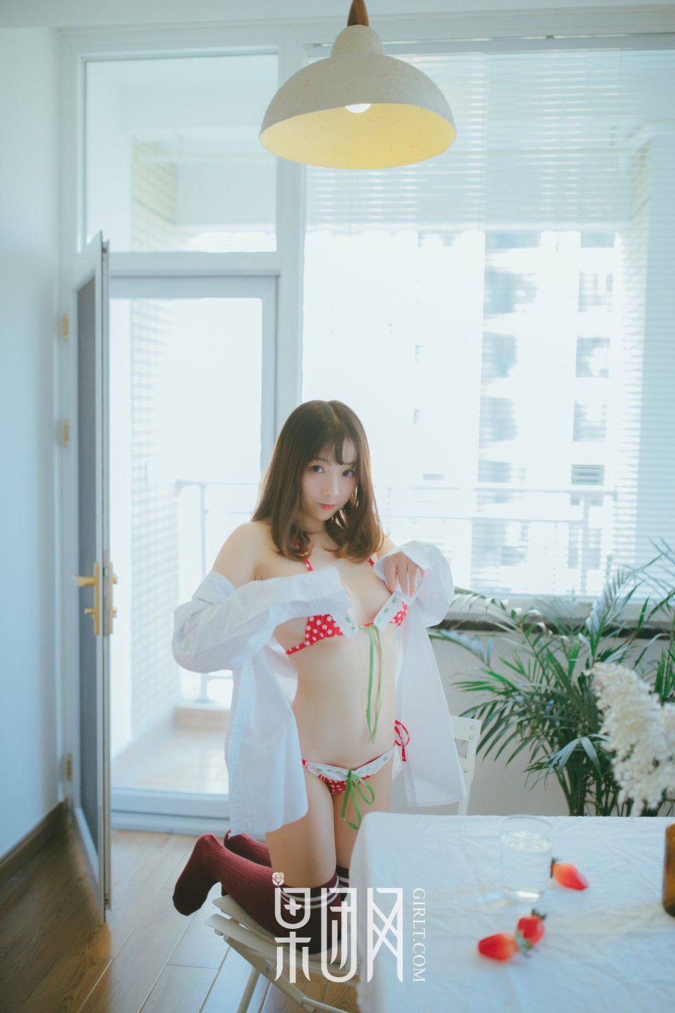 [GIRLT果团网]熊川纪信No.030_草莓姑娘居家床上脱衬衣露草莓比基尼性感写真61P
