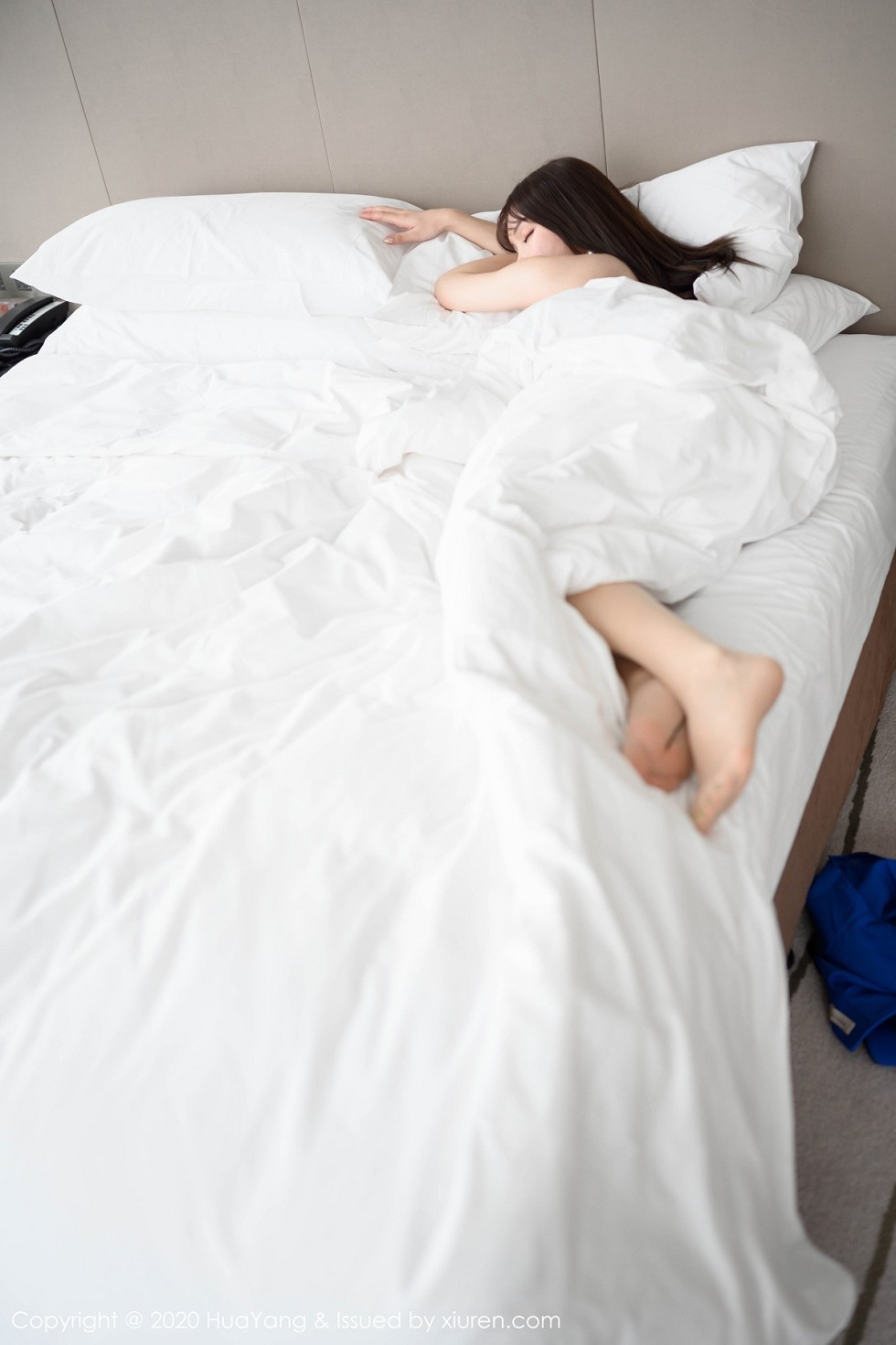 [HuaYang花漾]Vol.229_女神周于希《桌底下的秘密》主题无内肉丝完美诱惑写真119P