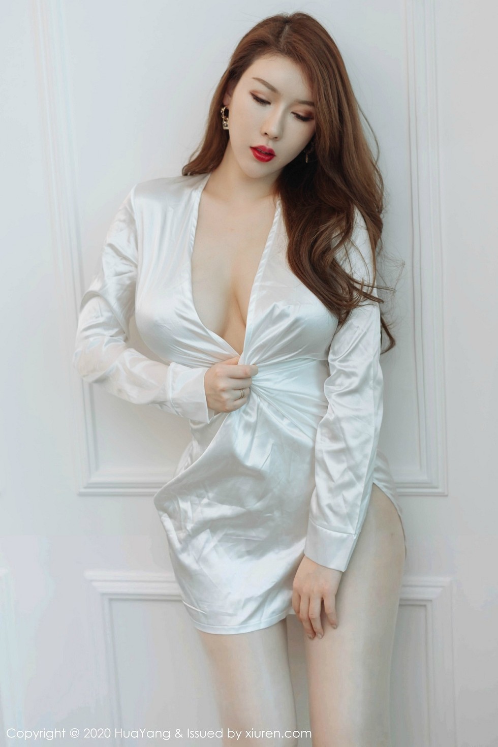 [HuaYang花漾]Vol.240_女神Egg-尤妮丝银色丝质睡衣真空露豪乳无内肉丝诱惑写真56P