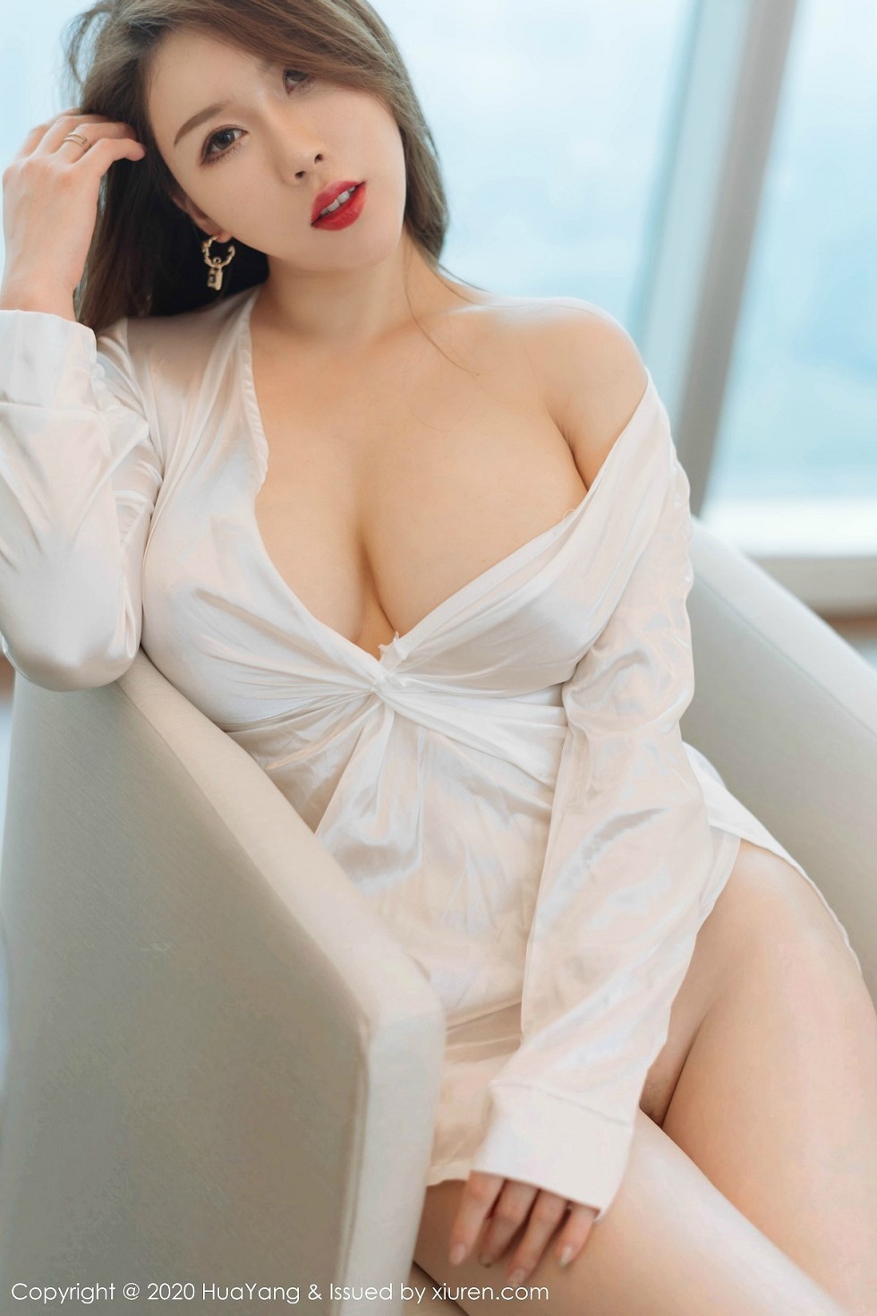[HuaYang花漾]Vol.240_女神Egg-尤妮丝银色丝质睡衣真空露豪乳无内肉丝诱惑写真56P