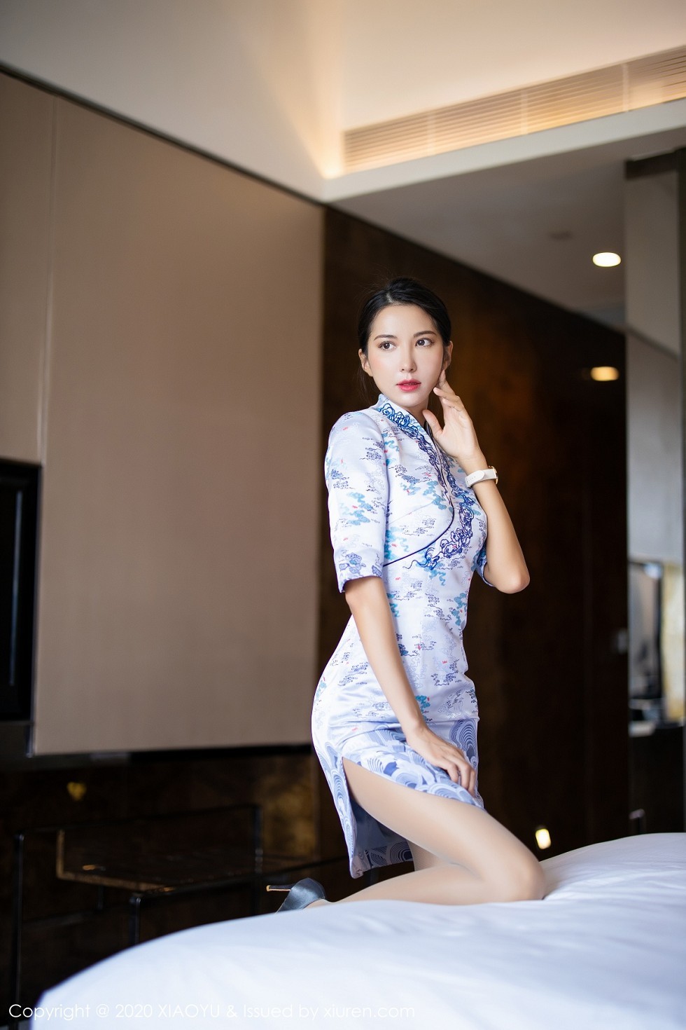 [XiaoYu画语界]Vol.304_嫩模Carry青花瓷古韵旗袍半脱露性感内衣秀美腿迷人写真71P