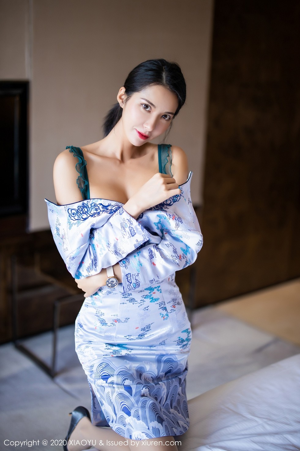 [XiaoYu画语界]Vol.304_嫩模Carry青花瓷古韵旗袍半脱露性感内衣秀美腿迷人写真71P