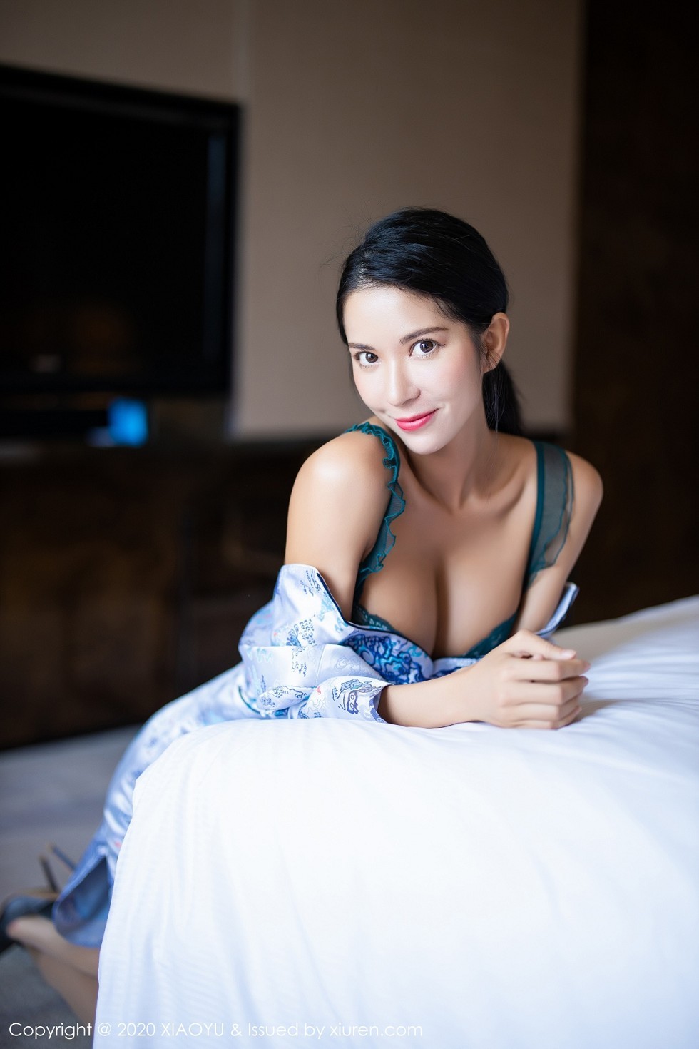 [XiaoYu画语界]Vol.304_嫩模Carry青花瓷古韵旗袍半脱露性感内衣秀美腿迷人写真71P