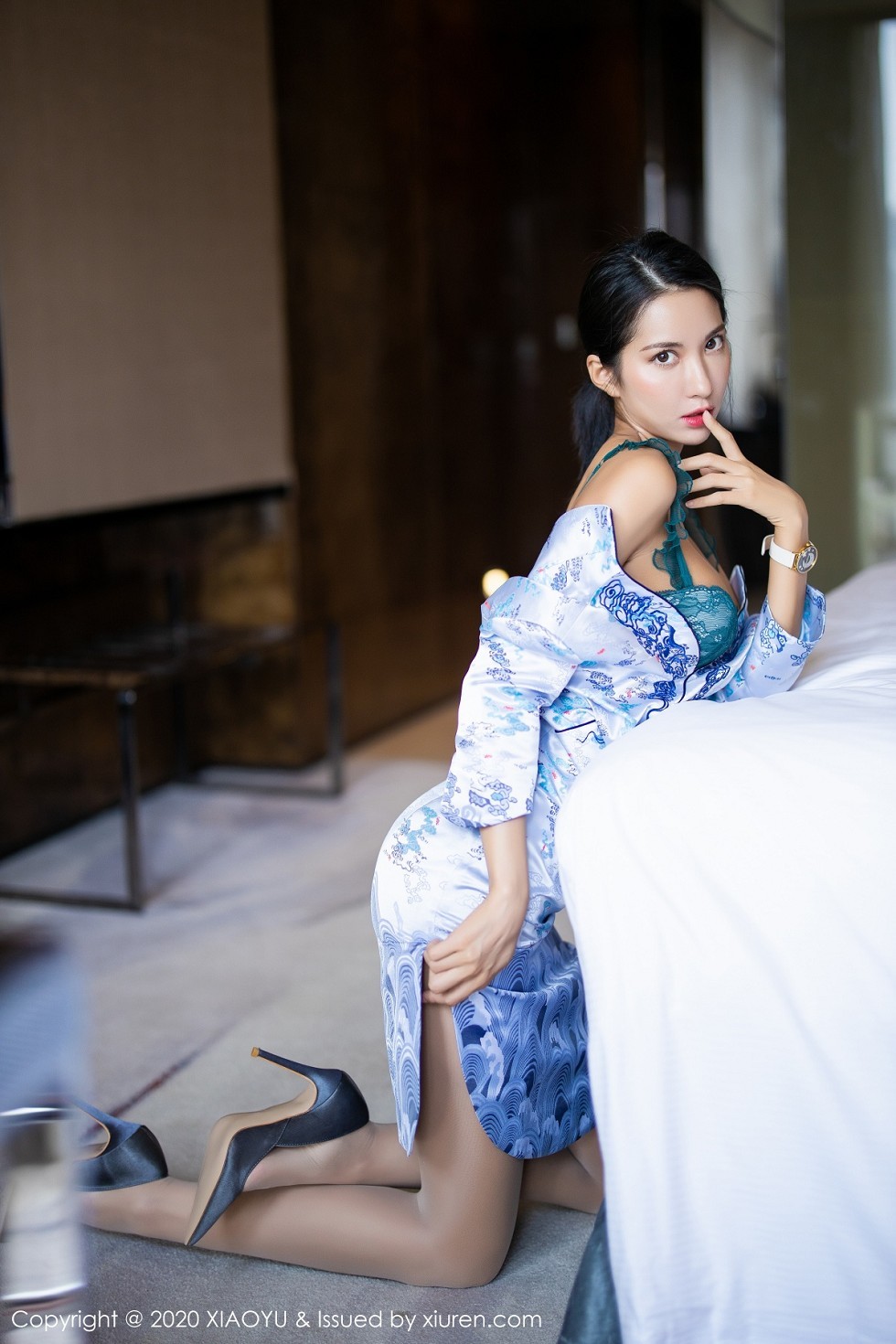 [XiaoYu画语界]Vol.304_嫩模Carry青花瓷古韵旗袍半脱露性感内衣秀美腿迷人写真71P