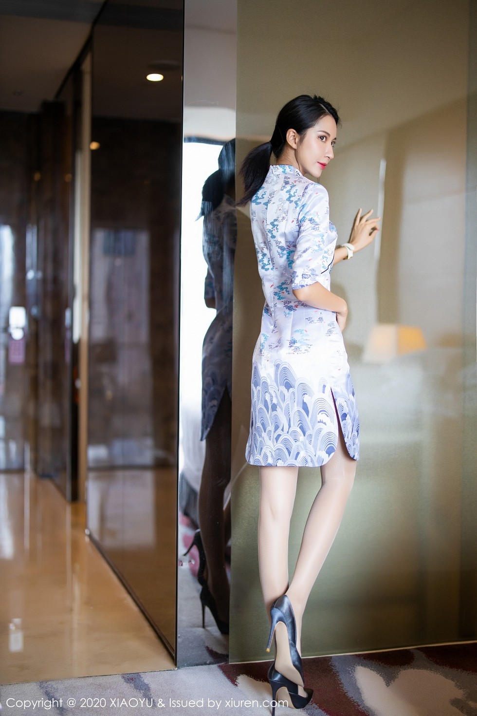 [XiaoYu画语界]Vol.304_嫩模Carry青花瓷古韵旗袍半脱露性感内衣秀美腿迷人写真71P