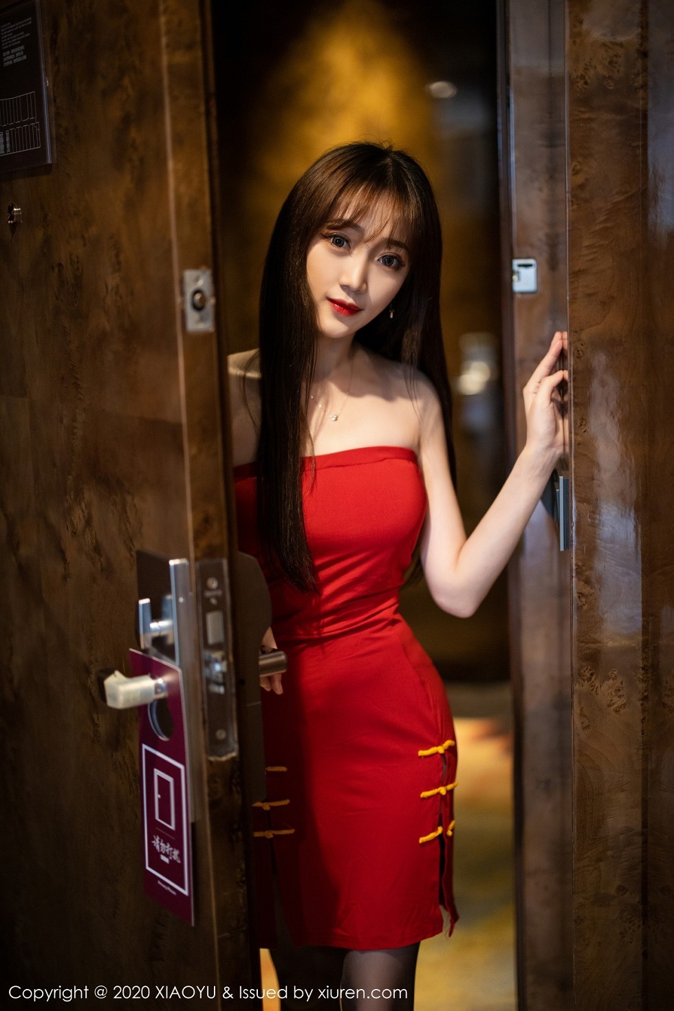 [XiaoYu画语界]Vol.313_嫩模允儿Claire猩红典雅礼服半脱露性感黑色内衣诱人写真79P