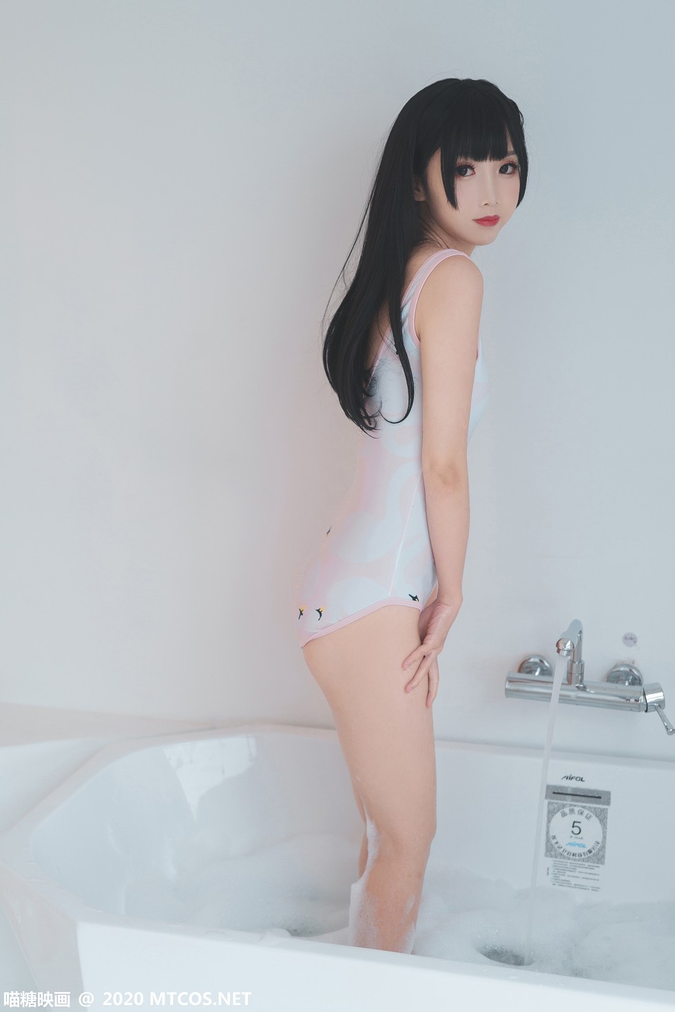 [喵糖映画]Vol.167_高叉连体内衣美女私房浴缸里泡泡浴湿身秀完美身材性感写真41P