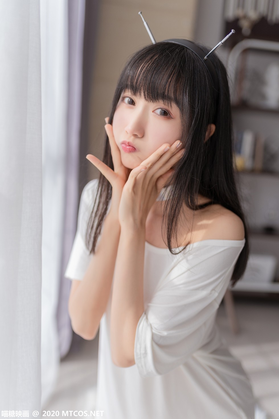 [喵糖映画]Vol.170_白色短T美女居家私房性感白色内裤配白丝袜撩人诱惑写真76P