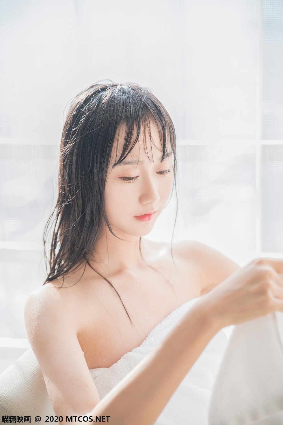 [喵糖映画]Vol.174_大眼小美女私房床上纯白浴巾裹身秀白嫩肌肤靓丽迷人写真58P