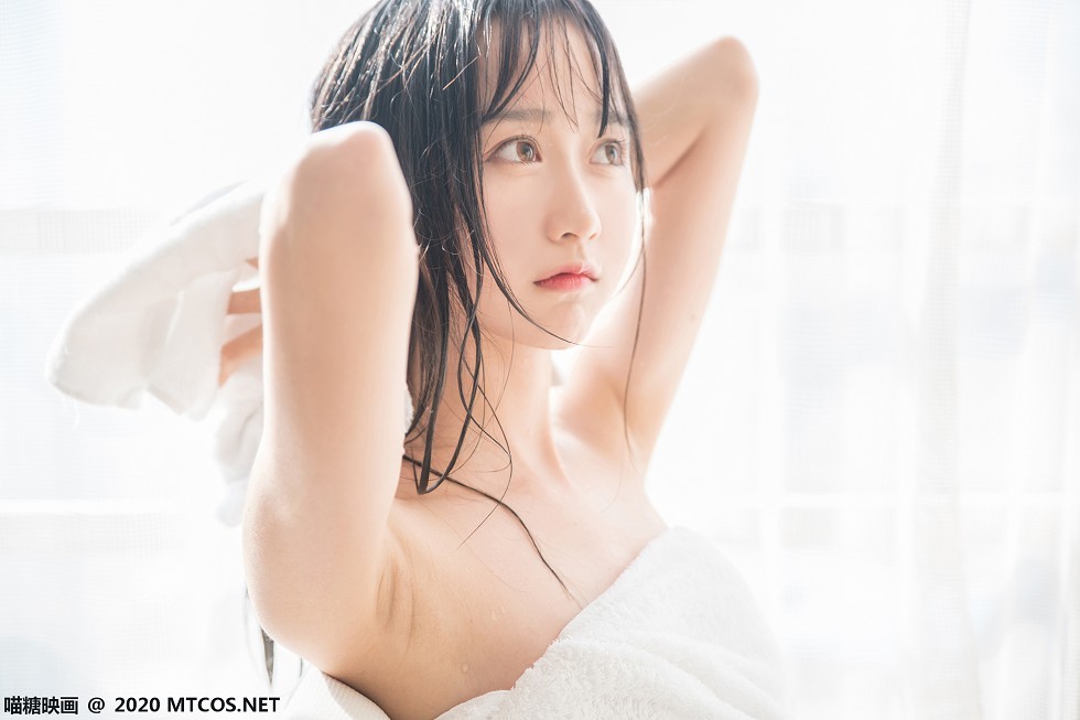[喵糖映画]Vol.174_大眼小美女私房床上纯白浴巾裹身秀白嫩肌肤靓丽迷人写真58P