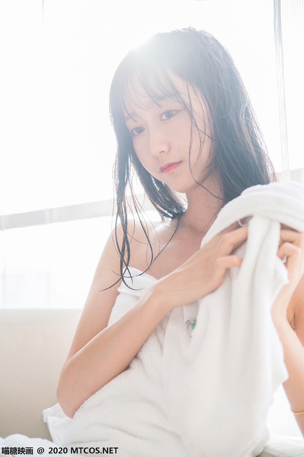 [喵糖映画]Vol.174_大眼小美女私房床上纯白浴巾裹身秀白嫩肌肤靓丽迷人写真58P