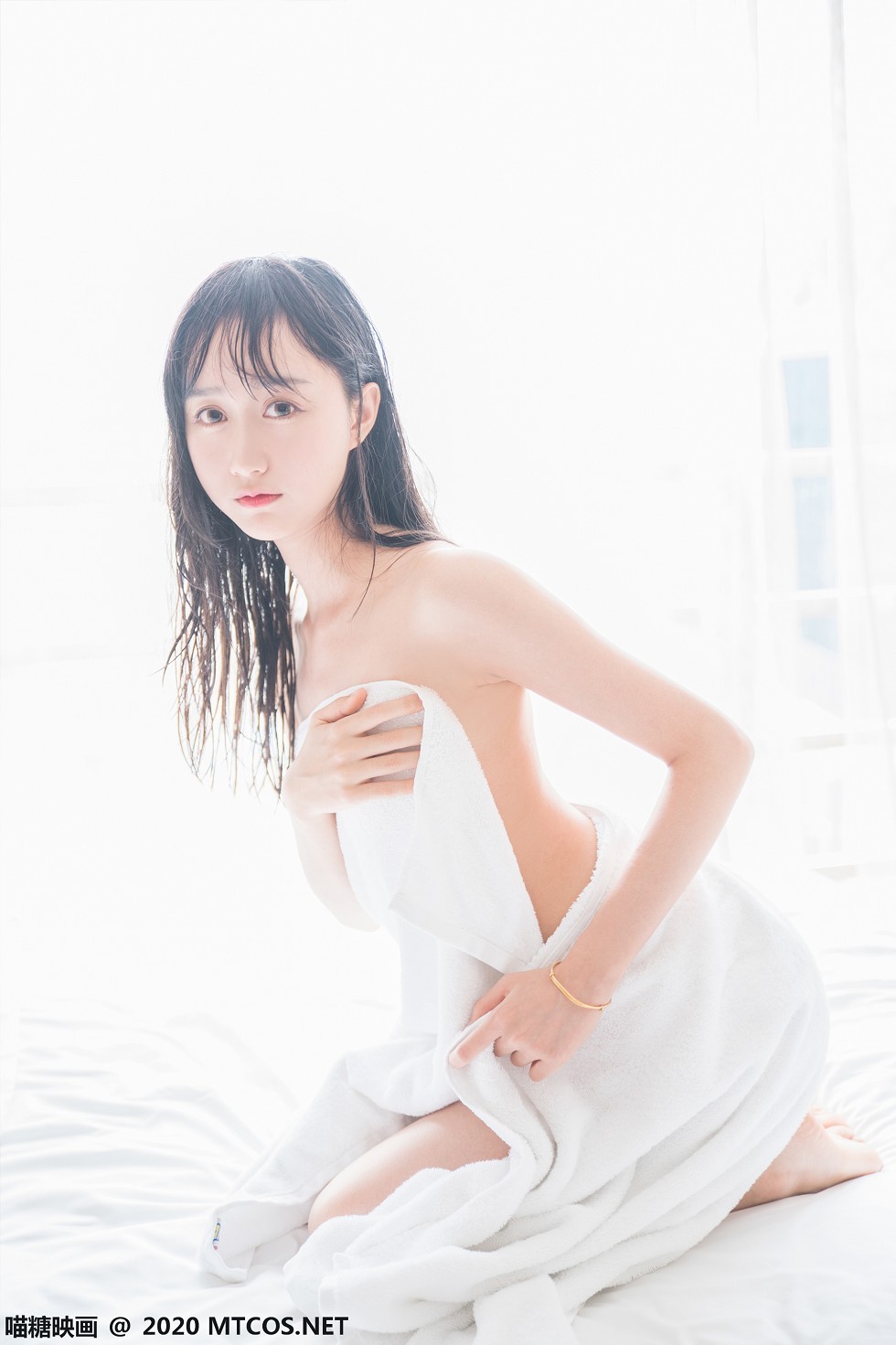 [喵糖映画]Vol.174_大眼小美女私房床上纯白浴巾裹身秀白嫩肌肤靓丽迷人写真58P