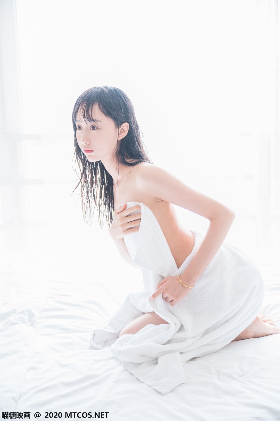 [喵糖映画]Vol.174_大眼小美女私房床上纯白浴巾裹身秀白嫩肌肤靓丽迷人写真58P