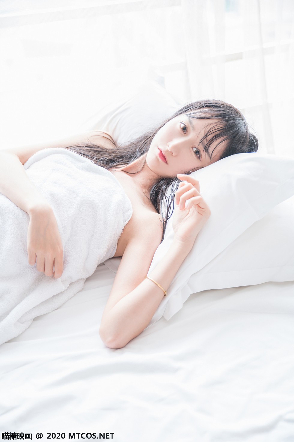 [喵糖映画]Vol.174_大眼小美女私房床上纯白浴巾裹身秀白嫩肌肤靓丽迷人写真58P