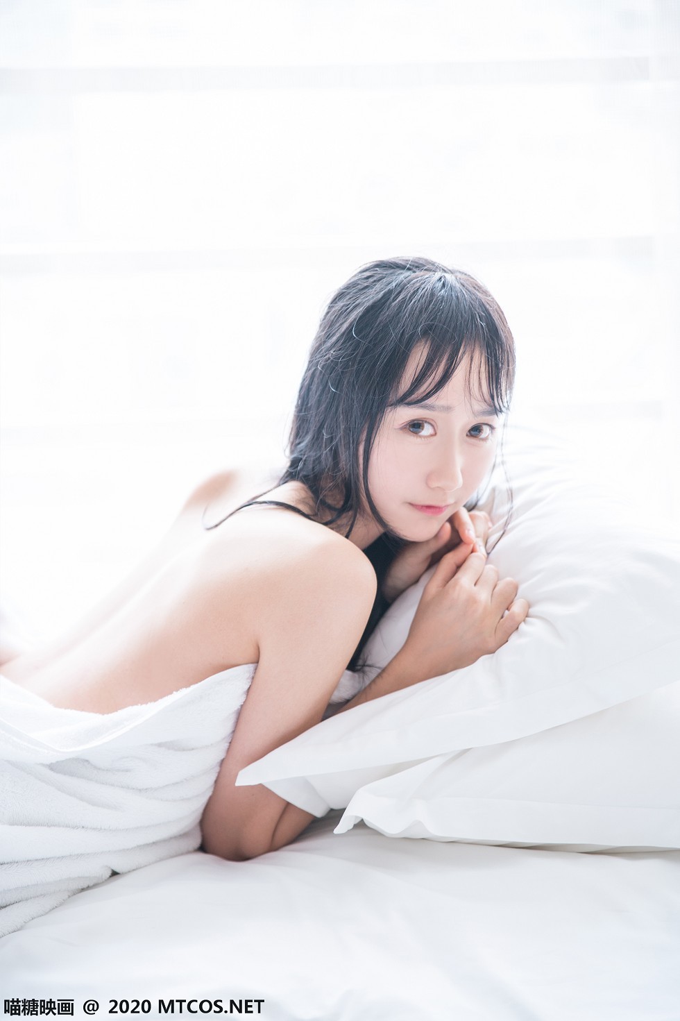 [喵糖映画]Vol.174_大眼小美女私房床上纯白浴巾裹身秀白嫩肌肤靓丽迷人写真58P