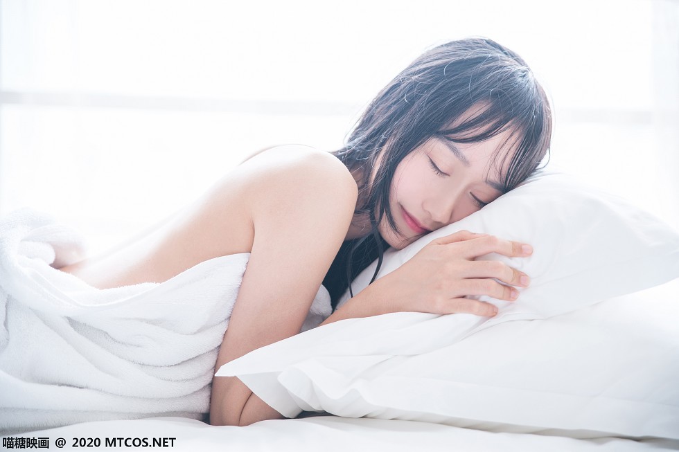 [喵糖映画]Vol.174_大眼小美女私房床上纯白浴巾裹身秀白嫩肌肤靓丽迷人写真58P