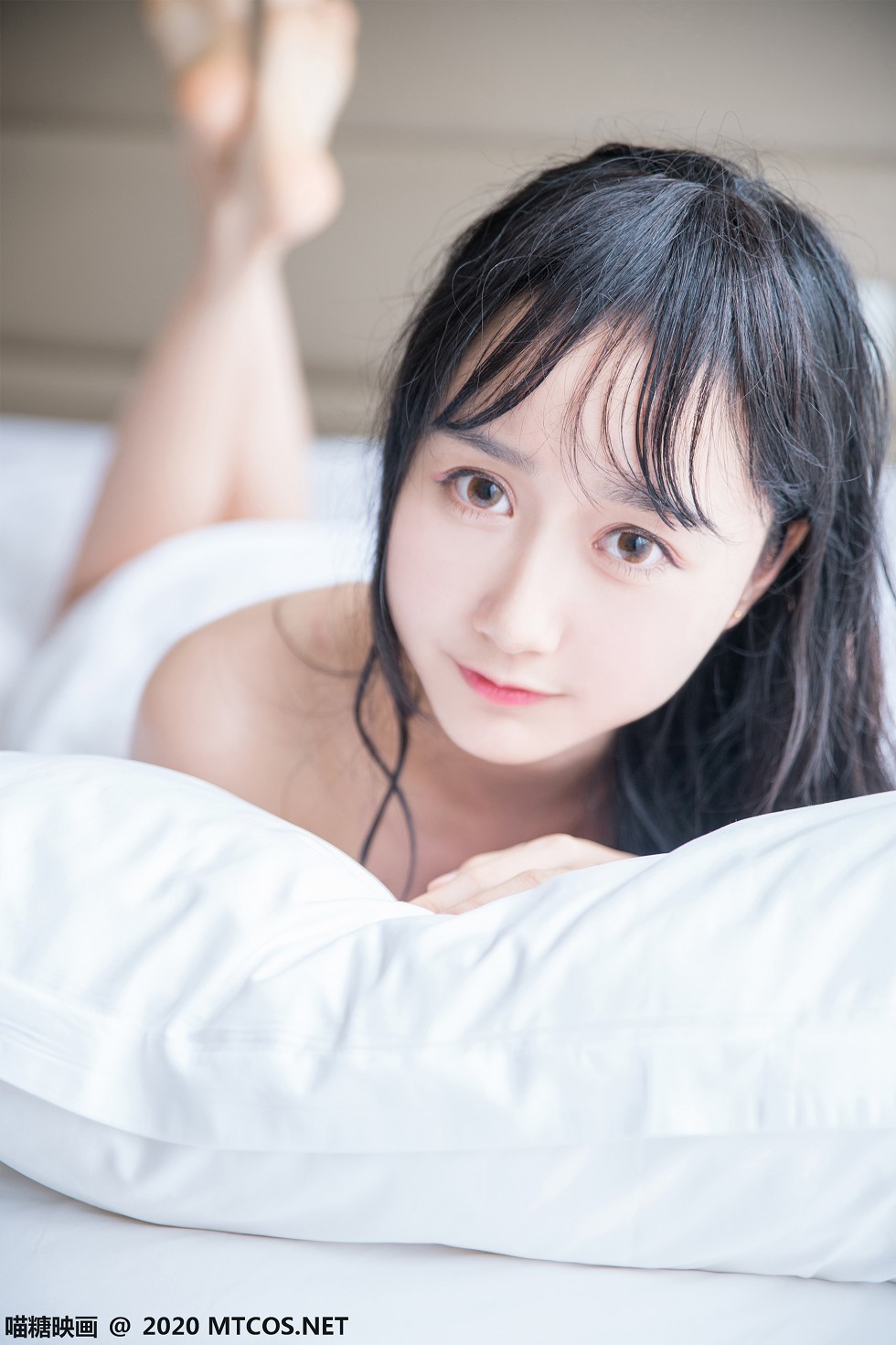 [喵糖映画]Vol.174_大眼小美女私房床上纯白浴巾裹身秀白嫩肌肤靓丽迷人写真58P