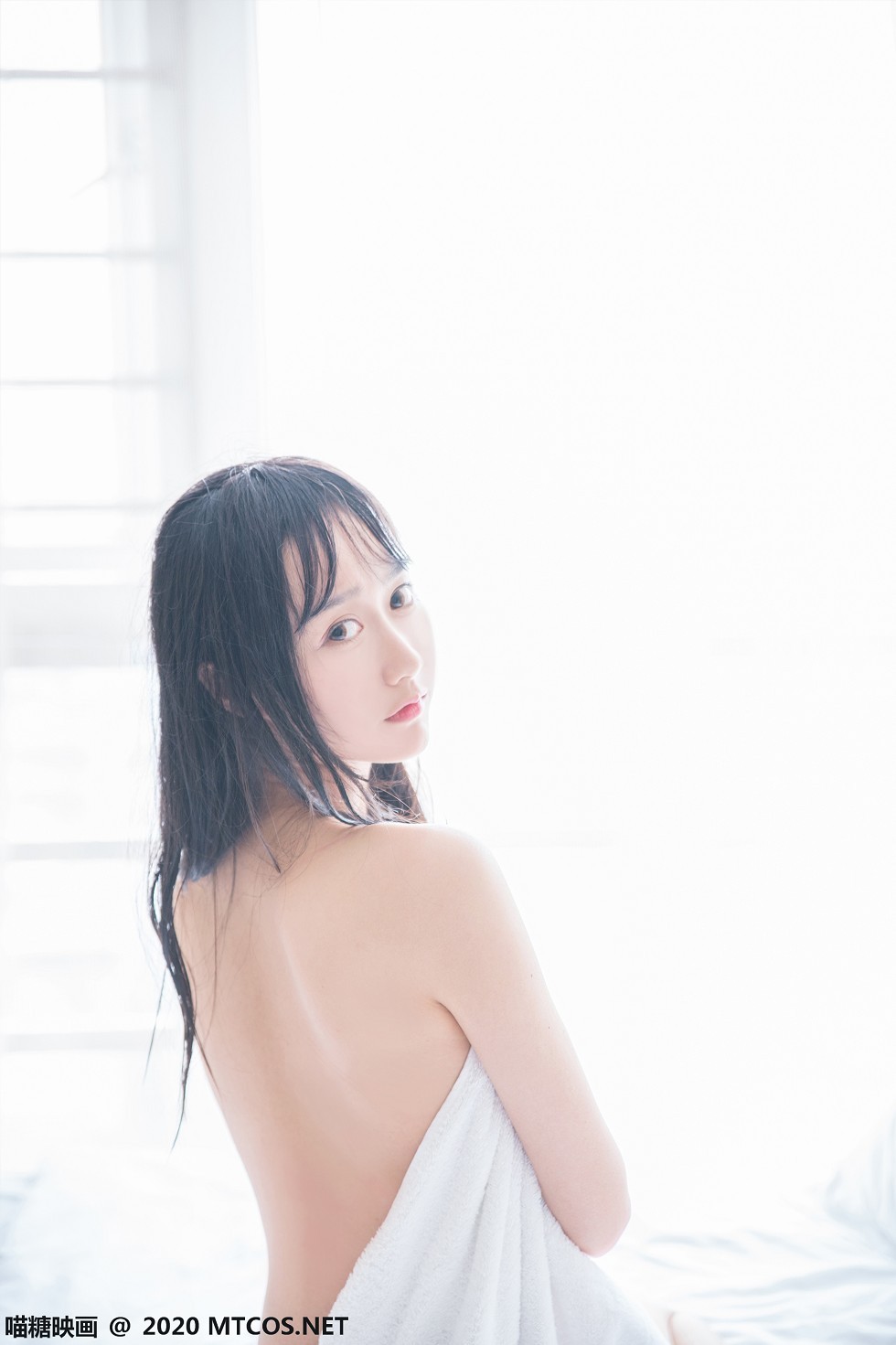 [喵糖映画]Vol.174_大眼小美女私房床上纯白浴巾裹身秀白嫩肌肤靓丽迷人写真58P