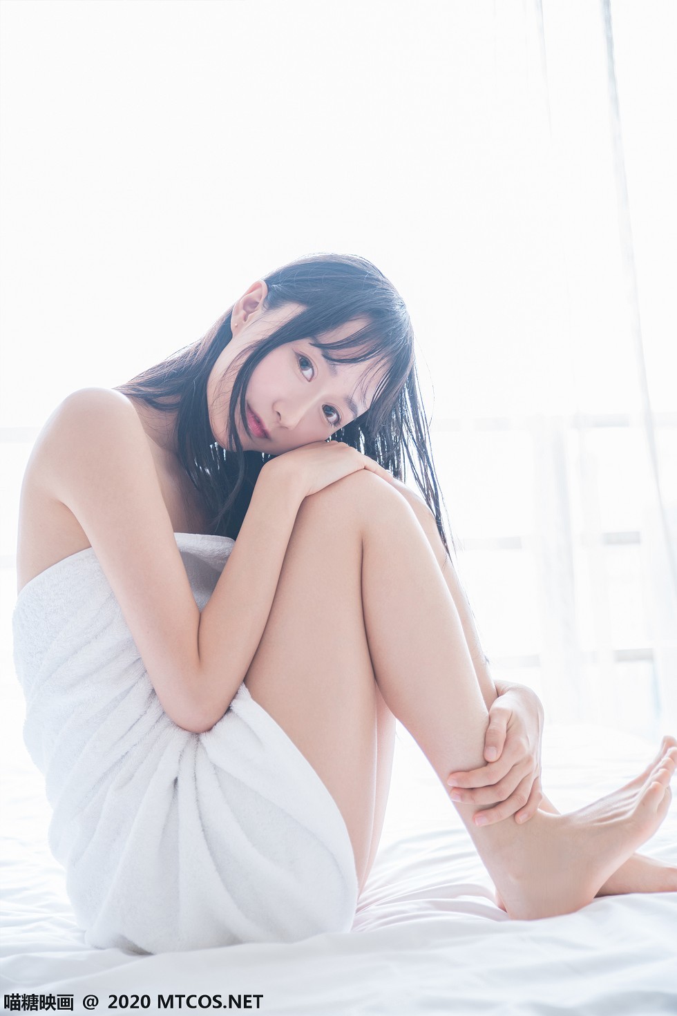 [喵糖映画]Vol.174_大眼小美女私房床上纯白浴巾裹身秀白嫩肌肤靓丽迷人写真58P