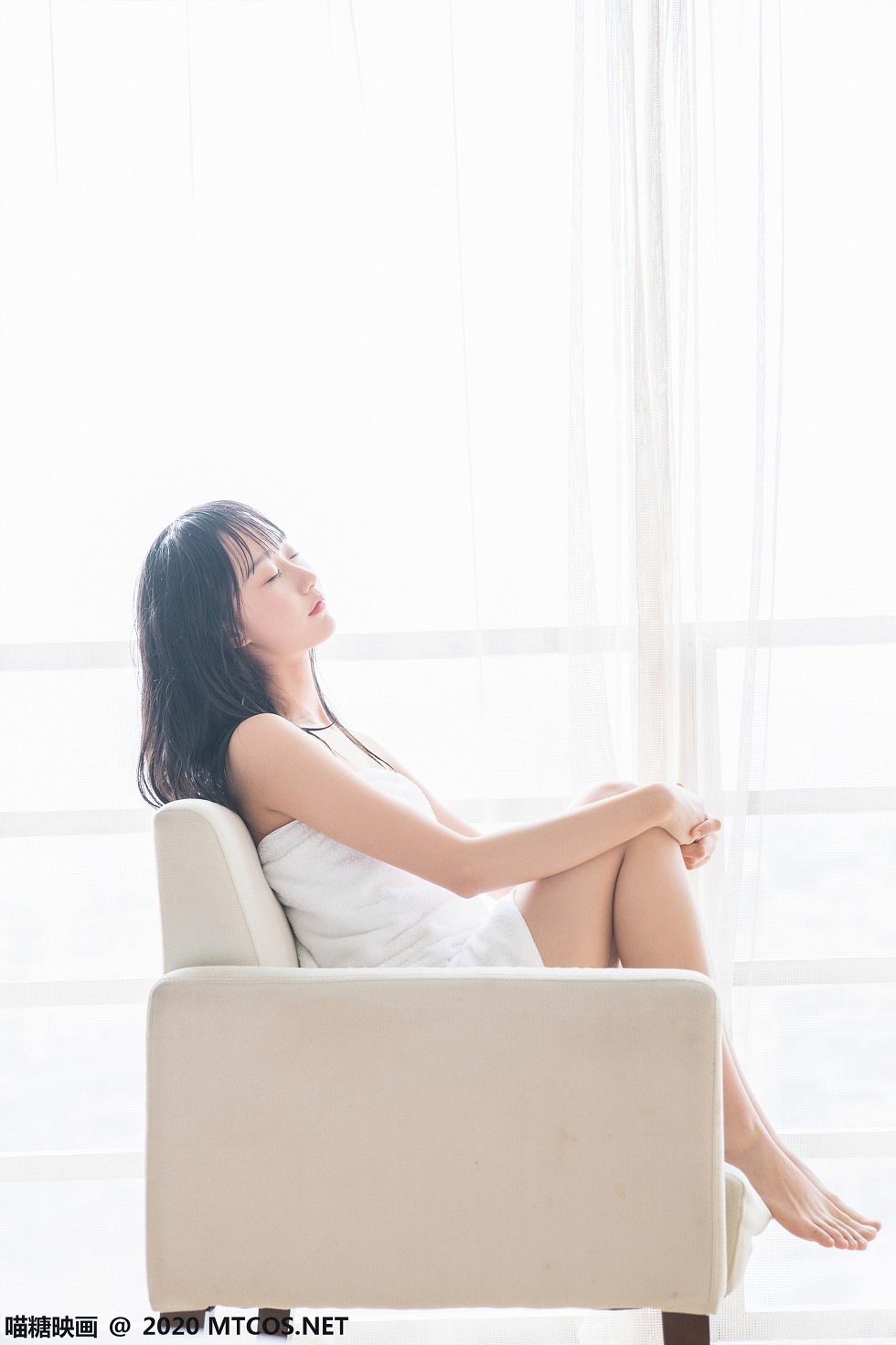 [喵糖映画]Vol.174_大眼小美女私房床上纯白浴巾裹身秀白嫩肌肤靓丽迷人写真58P