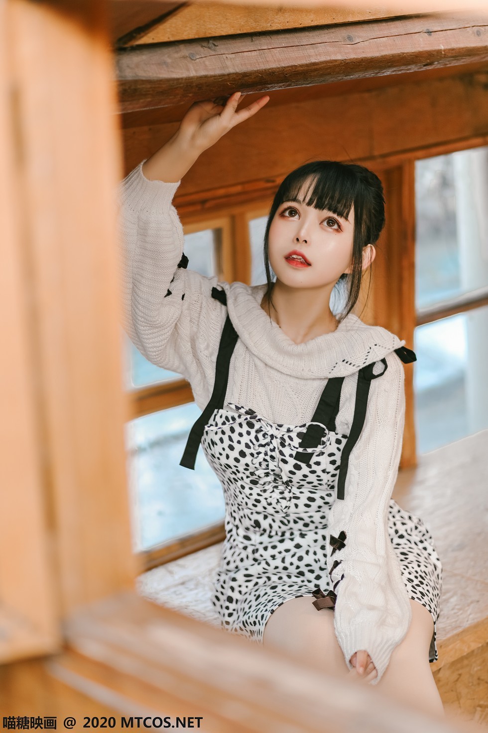 [喵糖映画]Vol.175_齐刘海美少女性感吊带裙配白色腿袜秀美腿迷人写真21P