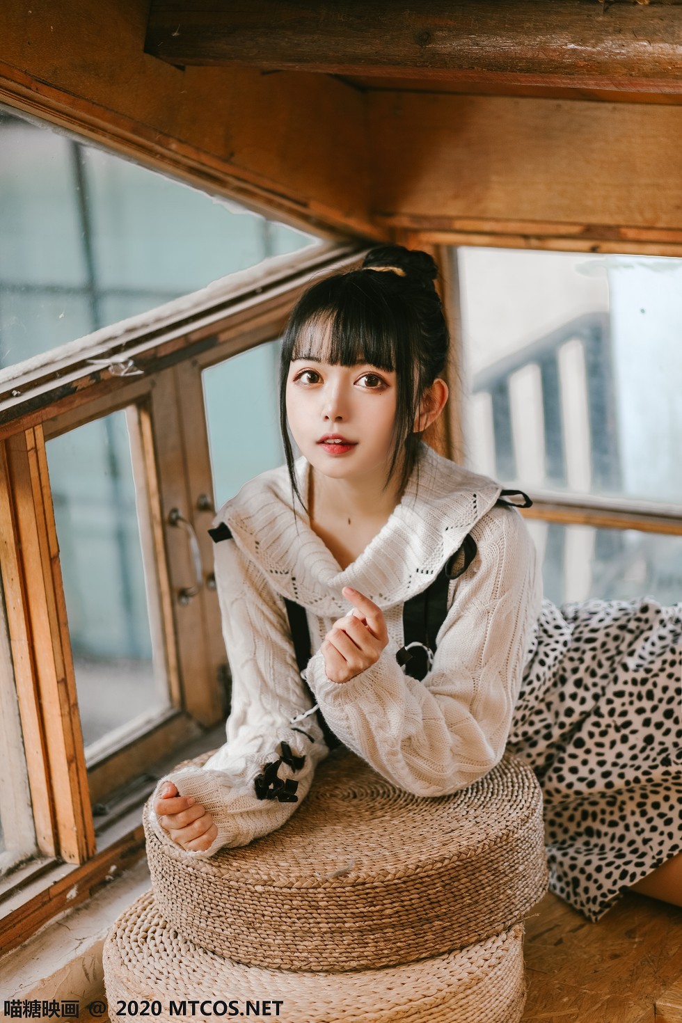 [喵糖映画]Vol.175_齐刘海美少女性感吊带裙配白色腿袜秀美腿迷人写真21P