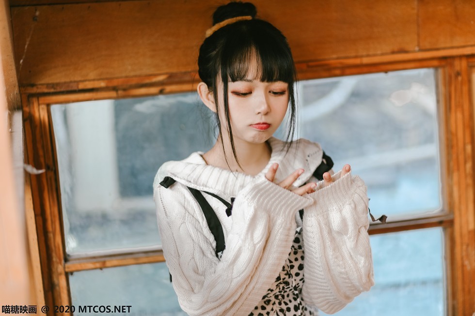 [喵糖映画]Vol.175_齐刘海美少女性感吊带裙配白色腿袜秀美腿迷人写真21P