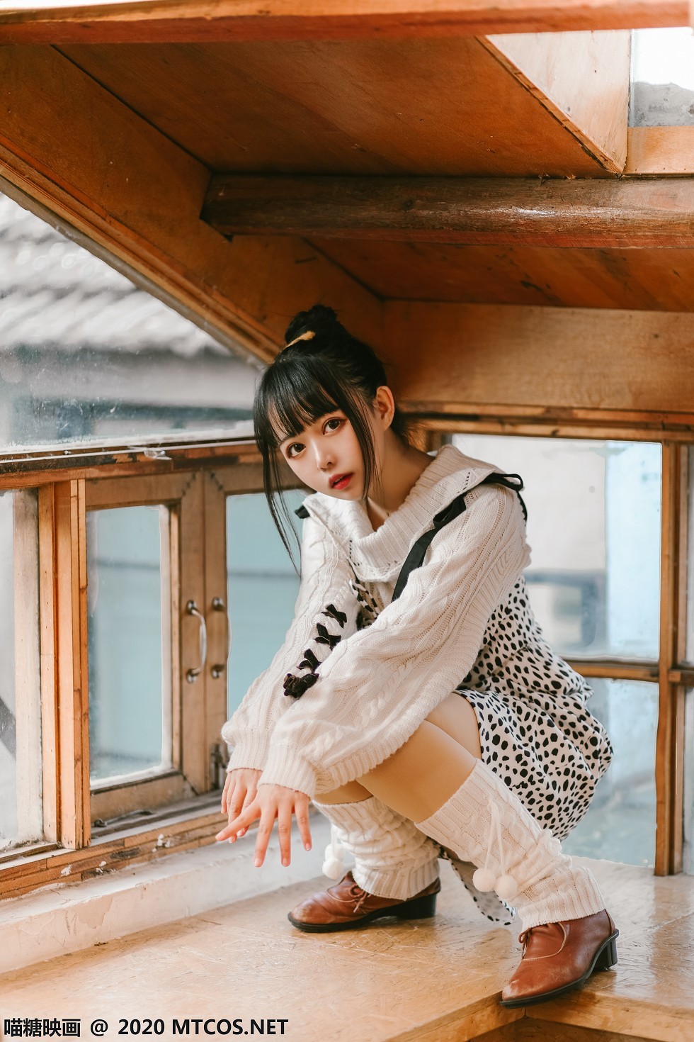 [喵糖映画]Vol.175_齐刘海美少女性感吊带裙配白色腿袜秀美腿迷人写真21P