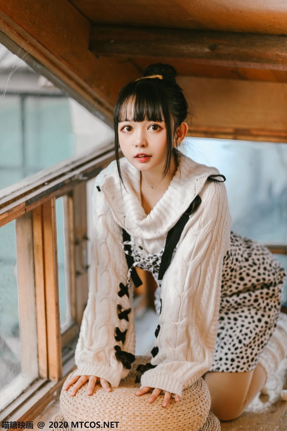 [喵糖映画]Vol.175_齐刘海美少女性感吊带裙配白色腿袜秀美腿迷人写真21P