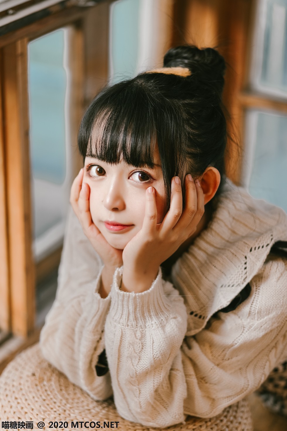 [喵糖映画]Vol.175_齐刘海美少女性感吊带裙配白色腿袜秀美腿迷人写真21P