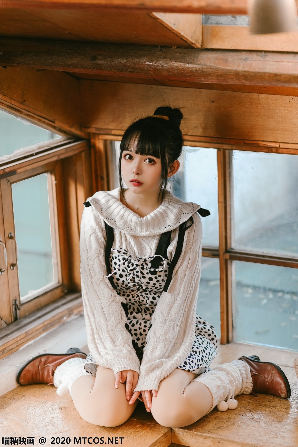 [喵糖映画]Vol.175_齐刘海美少女性感吊带裙配白色腿袜秀美腿迷人写真21P