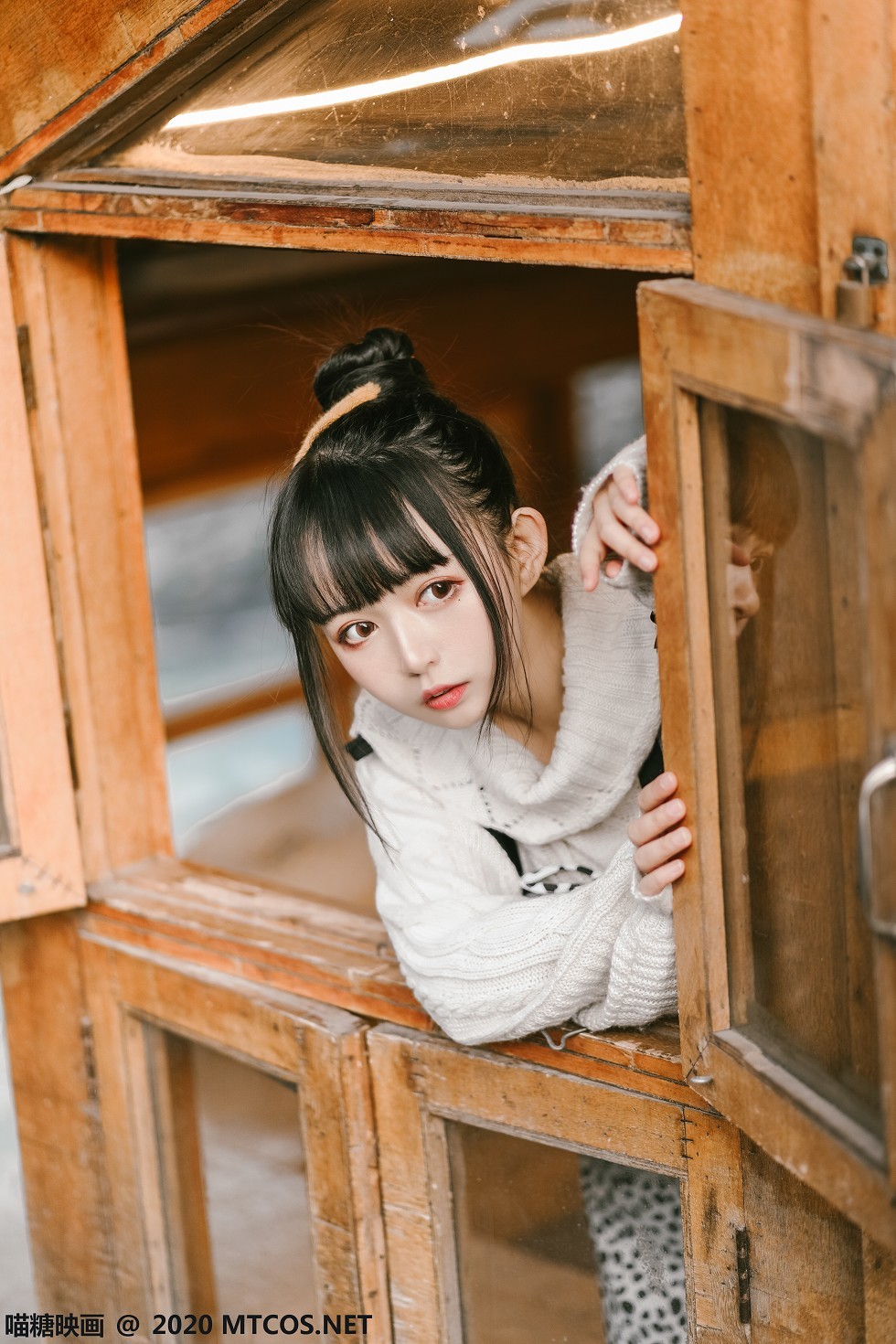 [喵糖映画]Vol.175_齐刘海美少女性感吊带裙配白色腿袜秀美腿迷人写真21P